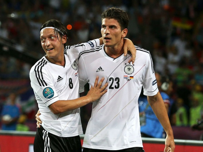 Gomez: Như Torres, Gomez cũng bị chỉ trích rất nhiều, song anh đã xóa tan mọi chỉ trích bằng hai bàn thắng để đời ở trận thắng Hà Lan 2-1. Đẳng cấp của Gomez đã được chứng minh