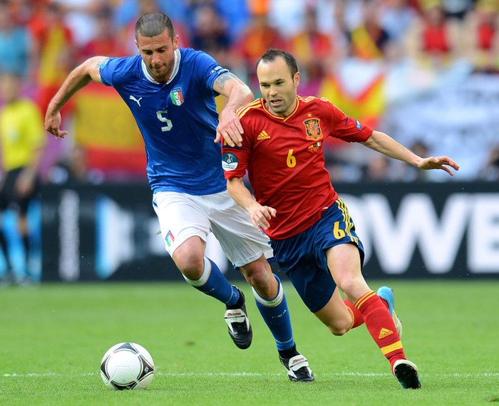 Iniesta như thường lệ vẫn là niềm cảm hứng của Tây Ban Nha. Anh không ghi bàn ở trận thắng Ireland 4-0 nhưng nếu không có những pha kiến tạo kiệt xuất của tiền vệ này, chắc chắn Torres hay Silva sẽ không thể tìm thấy mành lưới