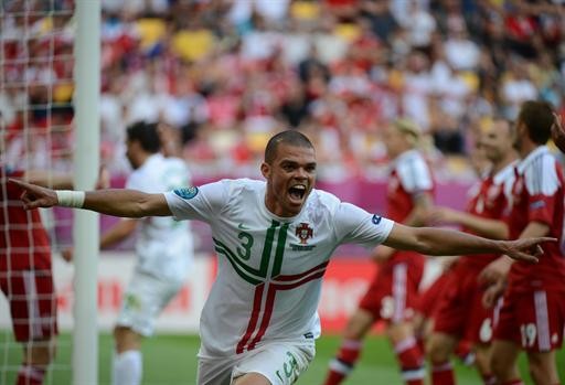 Pepe với 1 bàn thắng cùng vô số pha cảm phá thành công là người hùng của Bồ Đào Nha ở trận thắng Đan Mạch 3-2