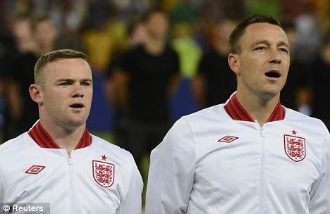 Rooney cùng Terry hát quốc ca hăng say