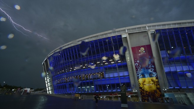 Donbass Arena: Đây là sân bóng xui xẻo nhất EURO 2012 khi một cơn mưa to kèm sấm chớp đã khiến trận đấu giữa Pháp và Ukraine trên sân bóng này bị hoãn đến 58 phút.