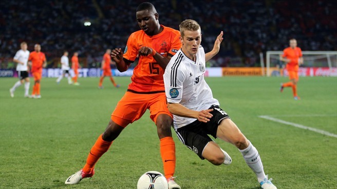 Jetro Willems: Cầu thủ trẻ nhất trong lịch sử EURO với 18 tuổi 71 ngày ở thời điểm anh ra sân trận đầu tiên trong trận Hà Lan gặp Đan Mạch.