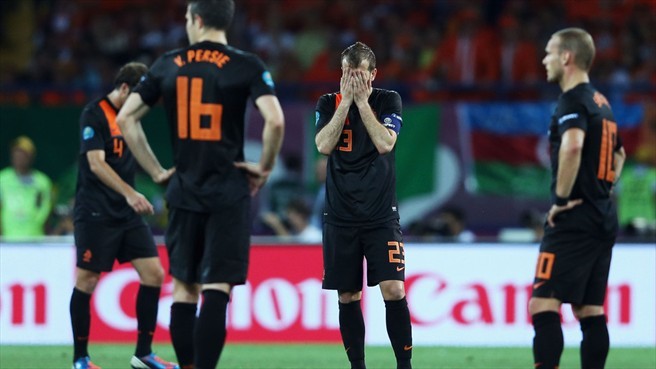 Netherlands (Hà Lan): Đây là đội bóng gây thất vọng nhất tại giải đấu năm nay. Từ vị thế á quân World Cup 2010, họ tụt một mạch xuống trở thành đội đứng bét bảng B với 0 điểm.