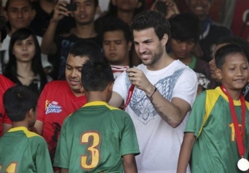 Sau đó Fabregas đến dự một trận đấu của lứa tuổi thiếu nhi của Indonesia