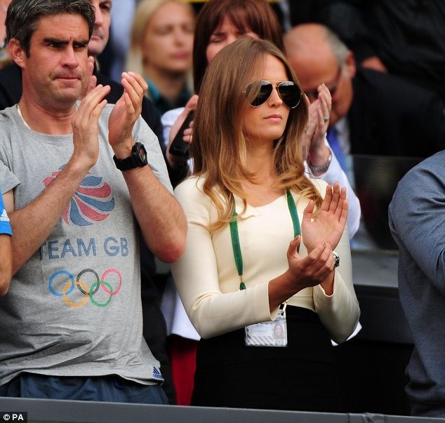 Bạn gái của Murray cũng góp mặt, nhưng tất cả đã không được hưởng niềm vui khi tay vợt chủ nhà thất bại trước Federer 1-3