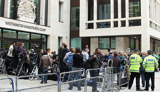 Ngay từ sáng sớm, cánh phóng viên đã chờ sẵn Terry trước cửa tòa án Westminster ở London