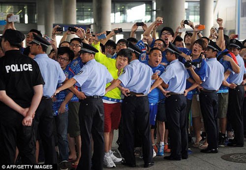Không khí náo nhiệt ngay khi Drogba đặt chân xuống sân bay quốc tế Thượng Hải