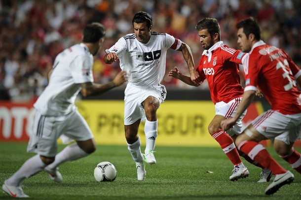 Figo tả xung hữu đột ở trận đấu này, khi đối thủ của anh là dàn sao của Benfica