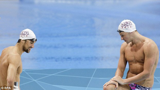 Michael Phelps (trái) hẳn rất thích thú với sự quan tâm đặc biệt này