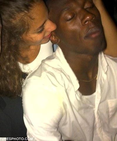 Bolt cùng cô gái bí ẩn vui vẻ suốt bữa tiệc