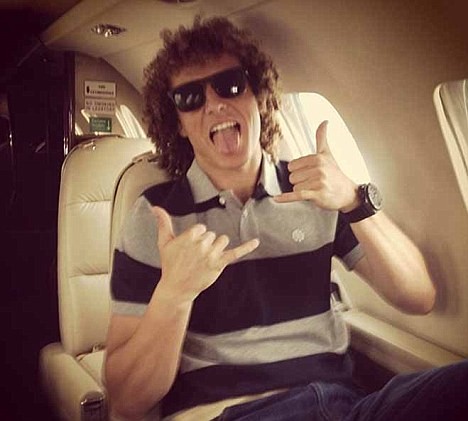 David Luiz trên chuyến bay đến Barcelona