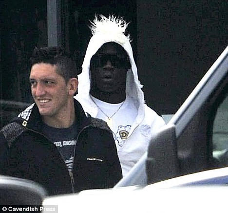 Balotelli vừa khoe mốt mới, khi anh mặc chiếc áo khoác với chiếc mào trên mũ