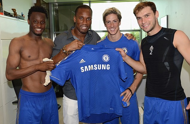 Drogba quay lại bất ngờ khiến ai nấy đều vui mừng, dù cho cả đội Chelsea vẫn đang bận tập luyện trong lúc Voi rừng xuất hiện