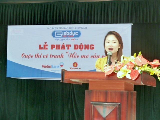 Bà Chung Lan Phương, đại diện Truyền thông của báo GDVN kêu gọi phát động trước toàn trường vào sáng 24/09.