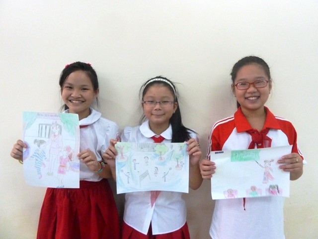 Em Nguyễn Minh Anh Thư (HS lớp 5C Trường Tiểu học Dịch Vọng A), Nguyễn Hà Anh (HS lớp 5C) và Ngô Thiên Nga (HS lớp 4C) vui vẻ khoe những bức vẽ ước mơ đầy ý nghĩa tham dự cuộc thi.