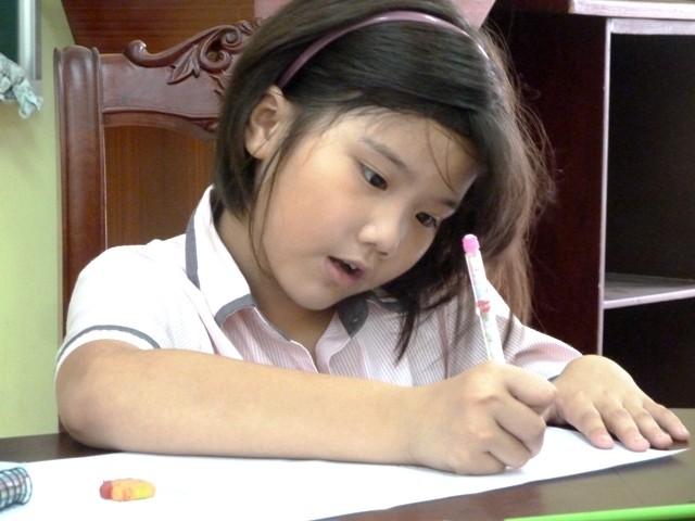 Em Trần Ngọc Linh (HS lớp 3A2) thích thú với bức vẽ mang tên “Buổi biểu diễn”. Linh mong muốn trở thành nghệ sỹ chơi piano thật giỏi.