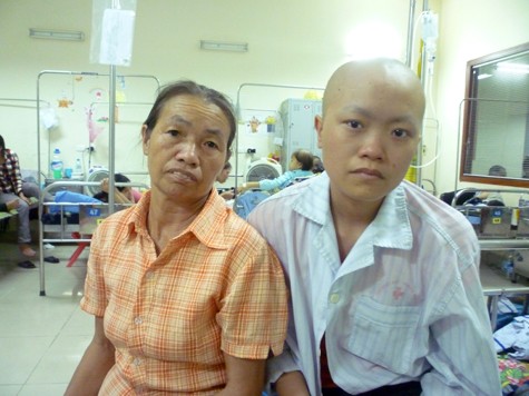 Mẹ Na và em Tươi trong bệnh viện. Căn bệnh ung thư máu đang ngày đêm tàn phá sức sống và nét xuân của Tươi