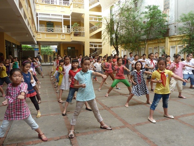 Học sinh Tiểu học Xã Đàn trong tiết học võ trước giờ phát động cuộc thi