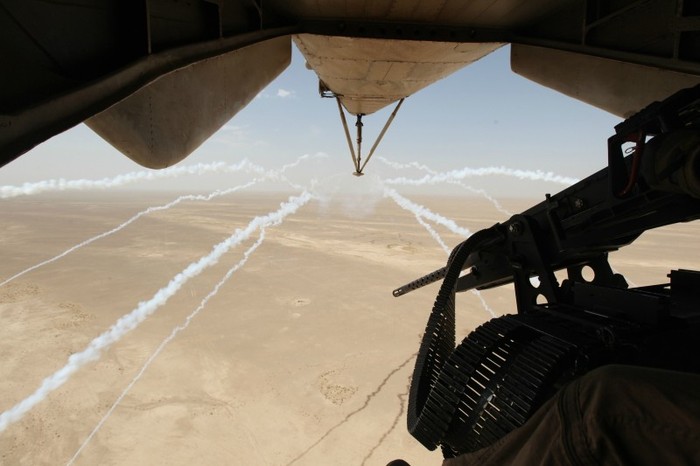 Trực thăng CH-53D Sea Stallion bắn pháo sáng tại tỉnh Helmand, Afghanistan.