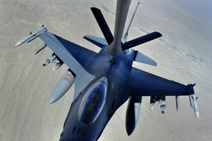 Tiêm kích F-16 Fighting Falcon của Không quân Mỹ được tiếp nhiên liệu tại Afghanistan.