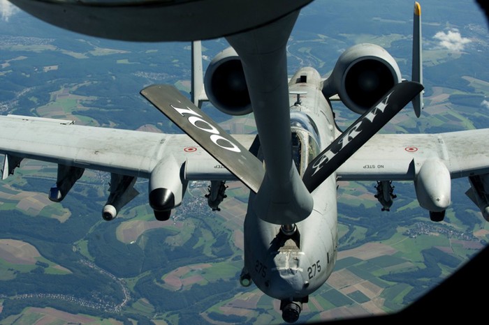 Chiến đấu cơ A-10 Thunderbolt II được tiếp nhiên liệu từ máy bay chở dầu KC-135 Stratotanker tại căn cứ Không quân Spangdahlem, Đức.