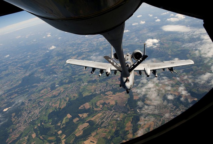 Chiến đấu cơ A-10 Thunderbolt II được tiếp nhiên liệu từ máy bay chở dầu KC-135 Stratotanker tại căn cứ Không quân Spangdahlem, Đức.