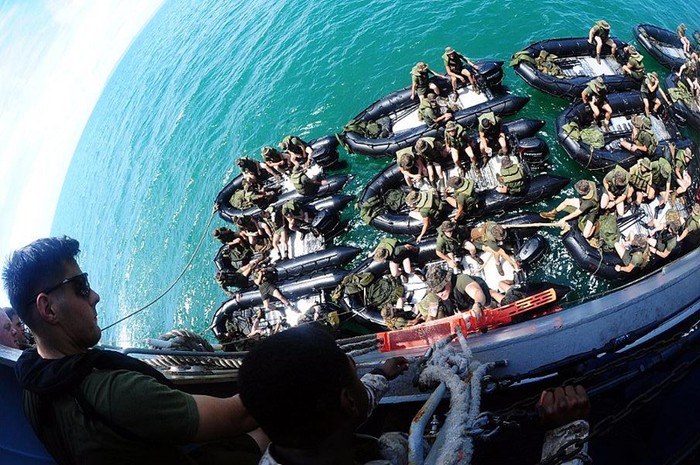 Thái Bình Dương (30/8/2012): Thủy quân Lục chiến Mỹ trên tàu đổ bộ tấn công USS Tortuga (LSD 46).