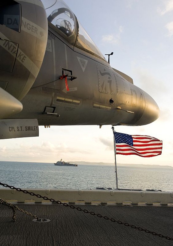 Một máy bay AV-8B Harrier trên tàu đổ bộ tấn công USS Tortuga (LSD 46).