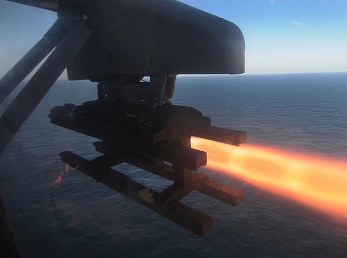 Norfolk (27/8/2012): Tên lửa Hellfire được phóng máy bay trực thăng MH-60 Hawk.