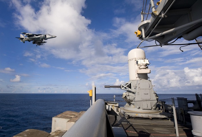 Một máy bay AV-8B Harrier đang tiếp cận tàu tấn công đổ bộ USS Bonhomme Richard (LHD 6).