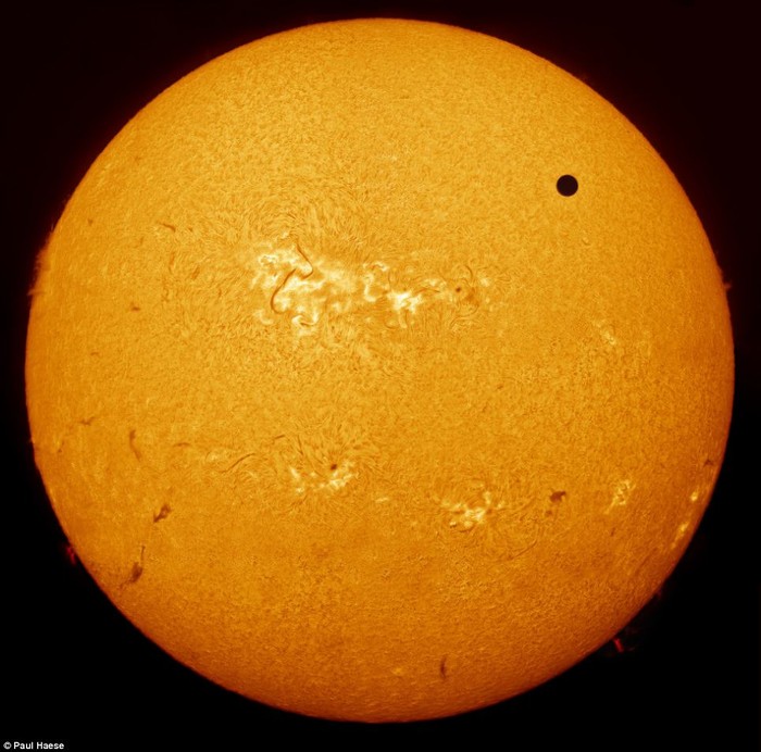 Bức ảnh của nhiếp ảnh gia Australian Paul Haese chớp khoảnh khắc của sao Kim khi đi ngang qua Mặt Trời.