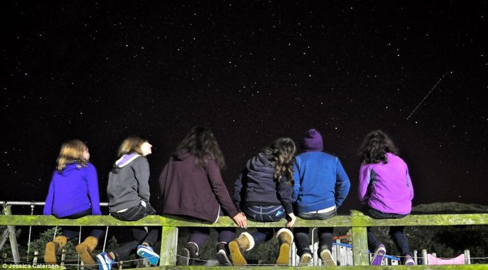 Bức ảnh của Jessica Caterson, 15 tuổi, chụp lại khoảnh khắc cô và bạn bè của mình đang cùng hướng mắt về một chòm sao tại bán đảo Gower, xứ Wales