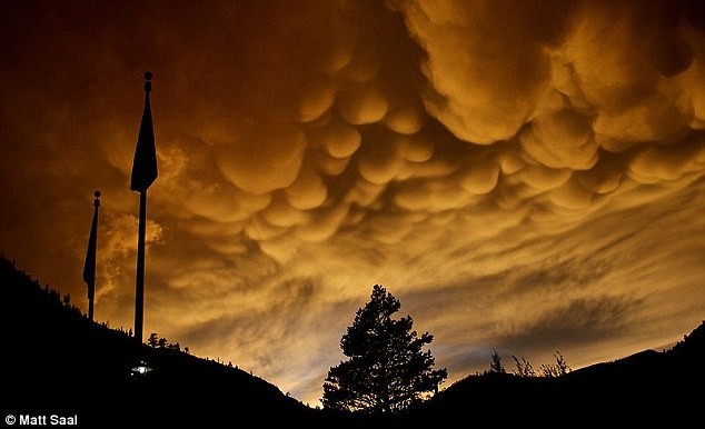 Điêu kiện gây ra mây cuộn song tương tự như những đám mây Mammatus (mây bong bóng)