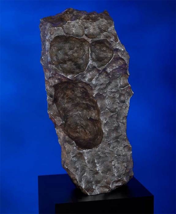 Thiên thạch này là một phần của trận mưa thiên thạch khổng lồ Gibeon xuống Namibia hàng ngàn năm trước. Hình dạng thiên thạch trông giống như khuôn mặt của nhân vật trong bức hoạ “Tiếng thét” của danh hoạ người Na Uy Edvard Munch.