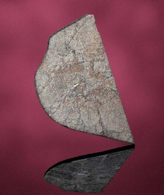 Một mảnh của thiên thạch Peekskill sau vụ va chạm phá huỷ phần lớn một chiếc xe ô tô diễn ra ngày 9/9/1992 tại Peekskill, New York. Hiện nó đang được lưu giữ tại Bảo tang Lịch sử Mahatan.