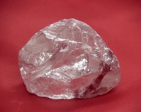 Kim cương Alrosa, viên kim cương lớn nhất được tìm thấy ở Yakutia, Nga: 158,2 carat với kích thước 35x22x22 mm.