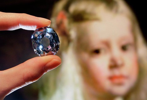 Viên kim cương Wittelsbach-Graff có màu xanh hiếm có, nặng 35,56 carat. Một người thợ kim hoàn Anh Laurence Graff đã mua nó với già 24,3 triệu USD hồi năm 2008.