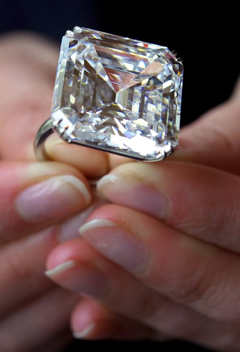Chiếc nhẫn kim cương 52,82 carat được bán tại Geneva năm 2010.