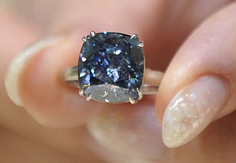 Chiếc nhẫn với mặt kim cương màu xanh 7,03 carat được tìm thấy ở Nam Phi. Nó được bán với già 9,6 triệu USD tại Geneva hồi tháng 5/2009.