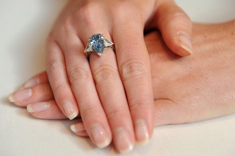 Viên kim cương hình quả lê màu xanh nặng 5,16 carat.