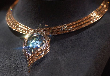 Viên kim cương hy vọng 45,52 carat là một phần của viên kim cương lớn Tavernier 115 carat, được đưa đến Versailles từ Ấn Độ bởi Jean-Baptiste Tavernier.