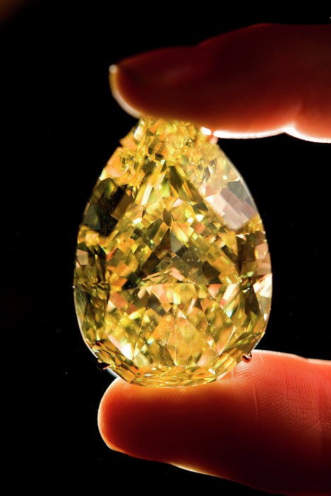Viên kim cương Sun-Drop được tìm thấy ở Nam Phi nặng 110,3 carat. Nó được bán với giá 12,3 triệu USD tại một cuộc đấu giá ở Geneva năm 2011