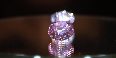 Viên kim cương hồng quý hiếm nặng 12,04 carat, nó được bán với giá 17,4 triệu USD tại một cuộc đấu giá ở Hồng Kông tháng 5/2012.