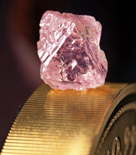 Viên kim cương hồng Williamson Pink được tìm thấy ở Tanzania năm 1947, nặng gần 24 carat, nó là món quà cưới cho Nữ Hoàng Elizabeth II.
