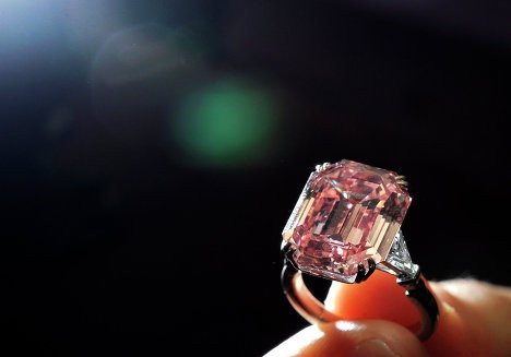 Viên kim cương màu hồng nặng 10,99 carat, một trong những loại kim cương quý hiếm nhất trên Trái Đất.
