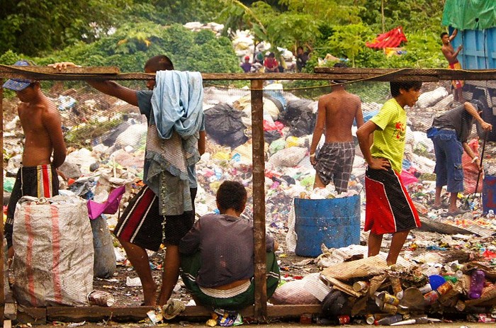 Hình ảnh chụp trẻ em Philippines tại một bãi rác của Mary Ann Tablante, 16 tuối đến từ Philippines.