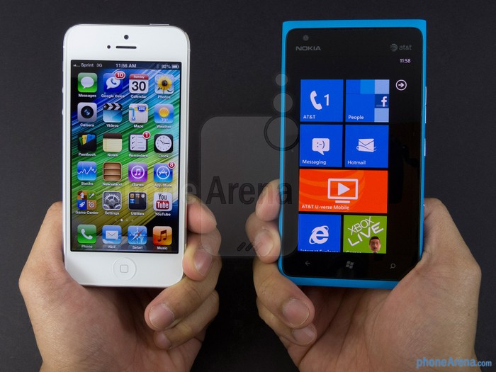 Nokia Lumia 900 được cho là có độ bền hơn, chống chịu được va đập hơn so với đối thủ Iphone 5.