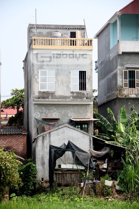Phía sau ngôi nhà hai tầng của gia đình kẻ thủ ác Lê Văn Luyện.
