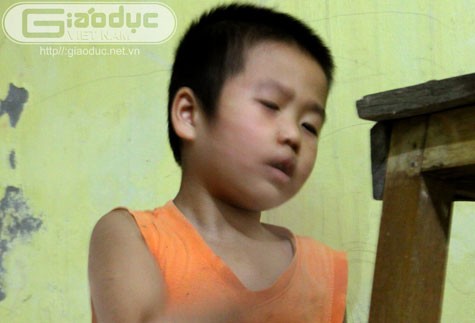 Cháu Nguyễn Khánh An đưa tay lên tát vào mặt thuật lại việc bị cô giáo đánh với PV.