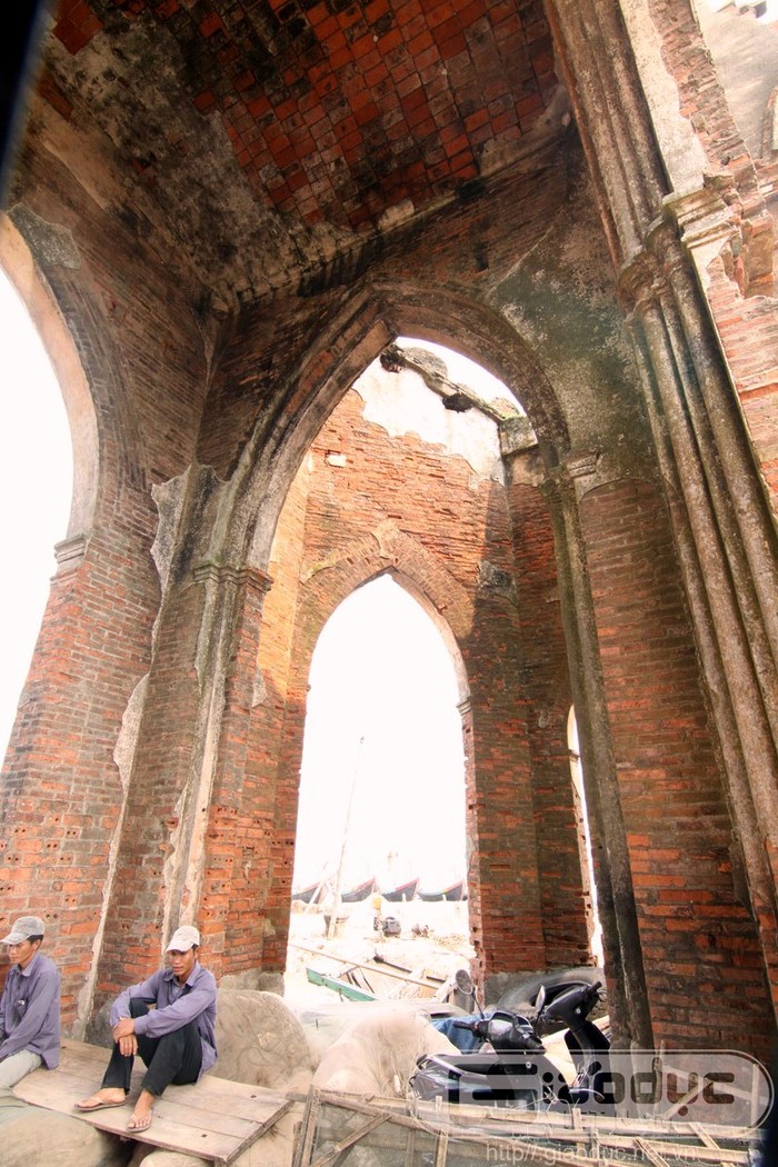 Kiến trúc của nhà thờ với những cửa vòm, những cột trụ